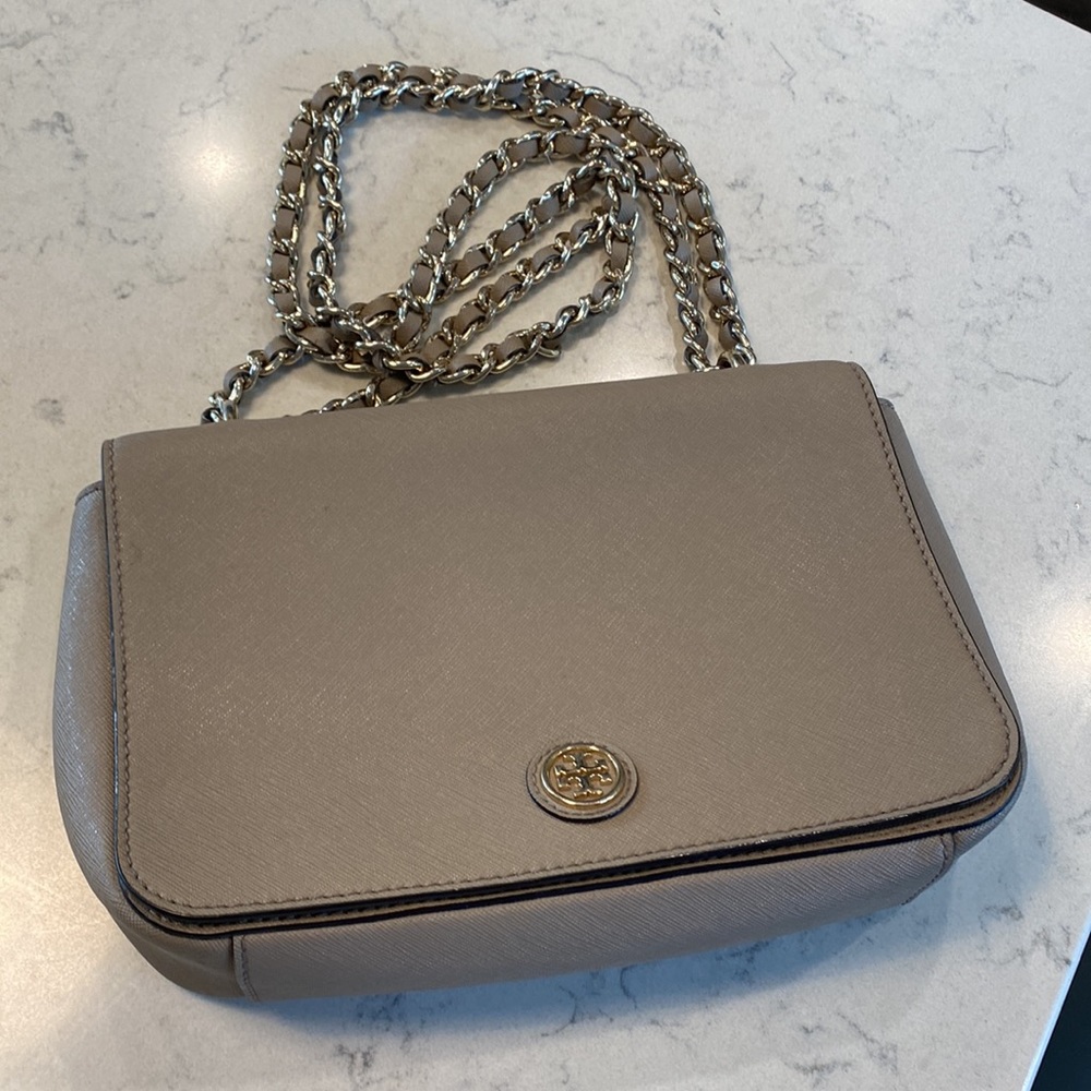 TORY BURCH Robinson adjustable Chain crossbody bag Patent Leather Gray Gold